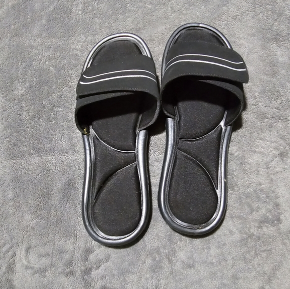 Black adjustable slides size large about 9/10 no name brand new only worn once. - Picture 3 of 4